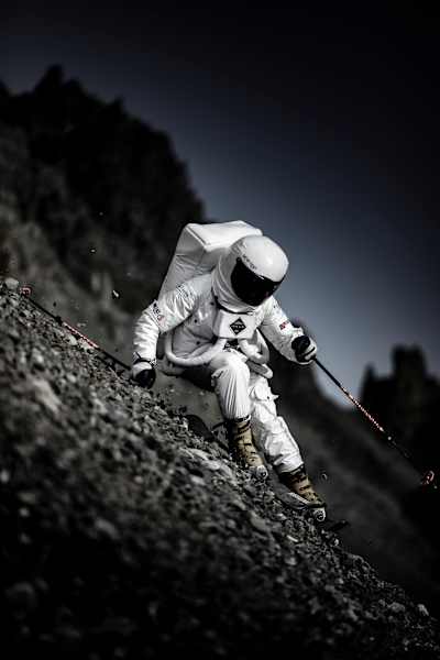 Donnez-lui trois bouts de carton, un costume de cosmonaute cheap et un tas de caillou, et Enak vous fait un film : « On a skié sur la Lune ! »