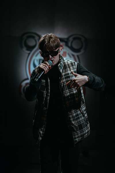 Le rappeur Livaï en plein freestyle pendant le tournage de Red Bull Spinner au Red Bull Studio.