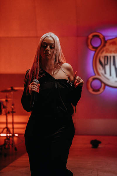 La rappeuse Romy Rose en pleine performance pendant le tournage de Red Bull Spinner au Red Bull Studio.