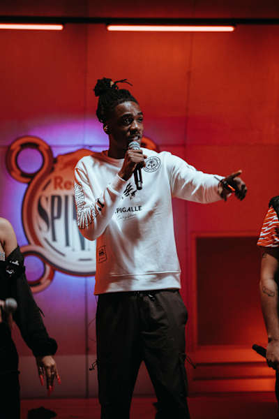 Le rappeur SLK en plein freestyle pendant le tournage de Red Bull Spinner au Red Bull Studio.