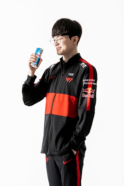 슈가프리 레드불을 들고 있는 페이커