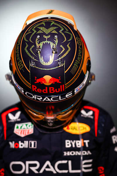 Az újdonsült világbajnok, Max Verstappen sisakja a 2023-as Katari Nagydíjra