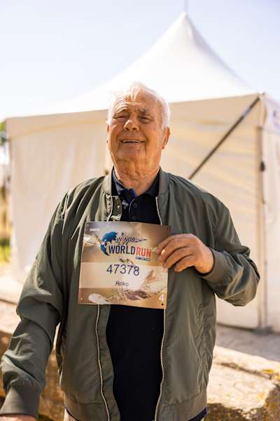 Roko Andabaka, le participant le plus âgé, lors de la course phare Wings for Life World Run à Zadar, en Croatie, le 6 mai 2023. 