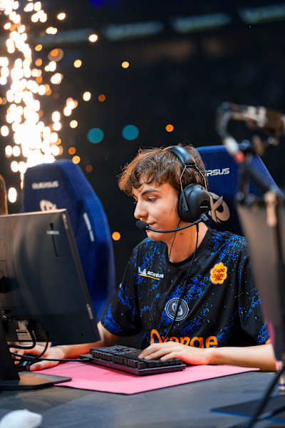 Le joueur de League of Legends Caliste domine la botlane de Team Heretics lors du KCX 3.