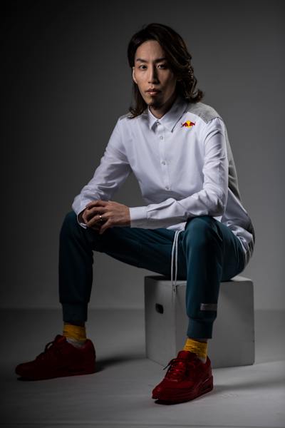 SHAKA（シャカ）。1991年12月27日生まれ。福岡県飯塚市出身。フリーのストリーマーで、既婚。一児のパパ。