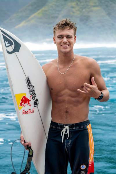 Le surfeur Kauli Vaast photographié à Teahupo’o par Tim McKenna, avant une session d’entraînement.
