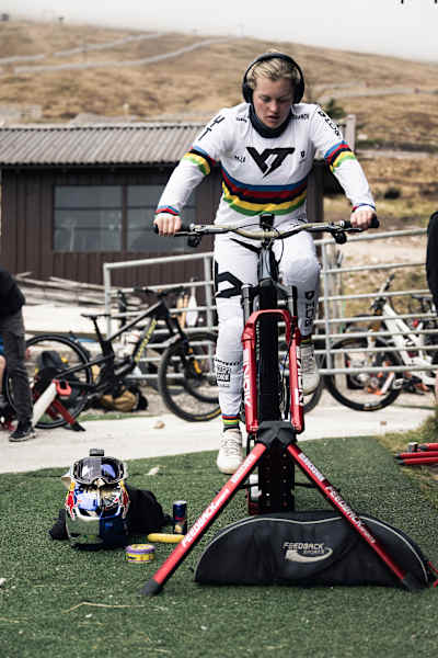 Vali Holl s'échauffe lors de la Coupe du monde UCI de VTT descente 2024 à Fort William, en Écosse.