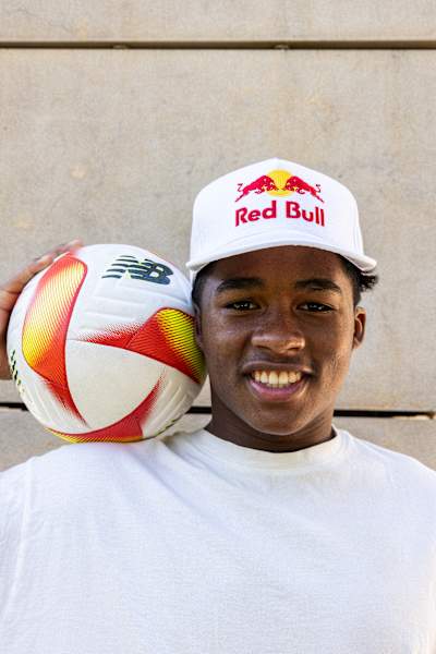 Der brasilianische Fußballstar Endrick posiert mit dem Ball.