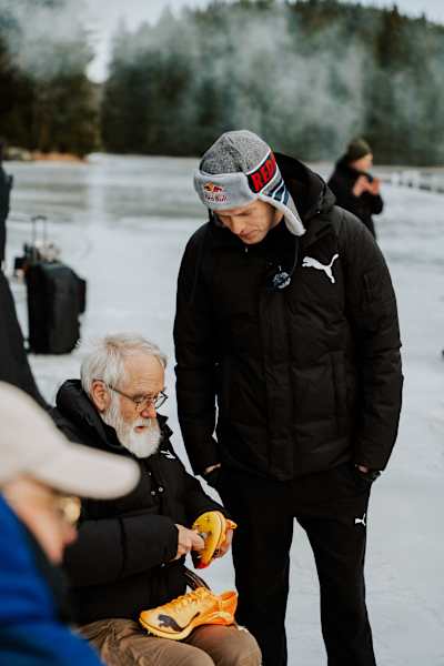 Karsten Warholms Trainer Leif Olav Alnes fügt den Laufschuhen 9-mm-Spikes hinzu, um Warholm den nötigen Halt und das Gleichgewicht für das Laufen auf dem Eis zu geben.  