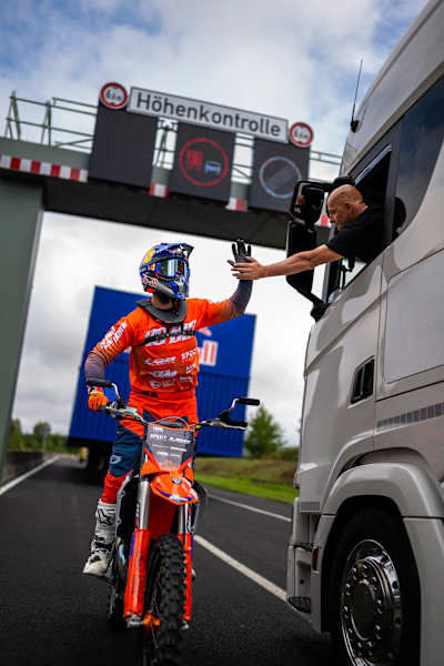 Dank Teamwork zum Erfolg: Luc Ackermann klatscht nach seinem Sprung mit einem der LKW-Fahrer ab. 