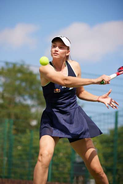 Elena Rybakina schlägt den Tennisball während eines Matches.