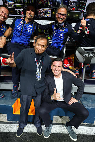 Laurent Mekies proslavlja pobjedu u Singapuru 2026. s Markom Mateschitzom, Chalermom Yoovidhyom i Pierreom Wachéom u garaži Oracle Red Bull Racinga