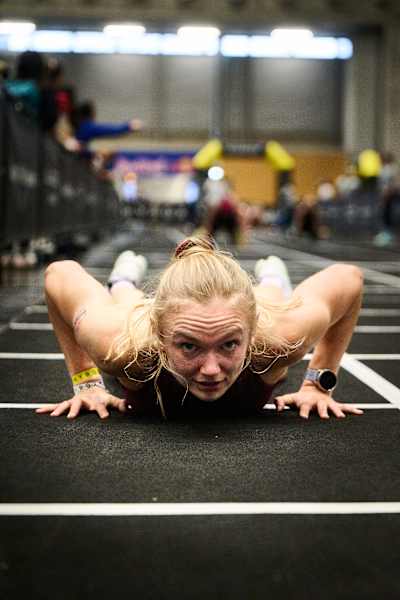 Une athlète réalise un burpee lors de l'épreuve des Burpee Broad Jumps à l'HYROX de Vienne, en Autriche, en 2026.