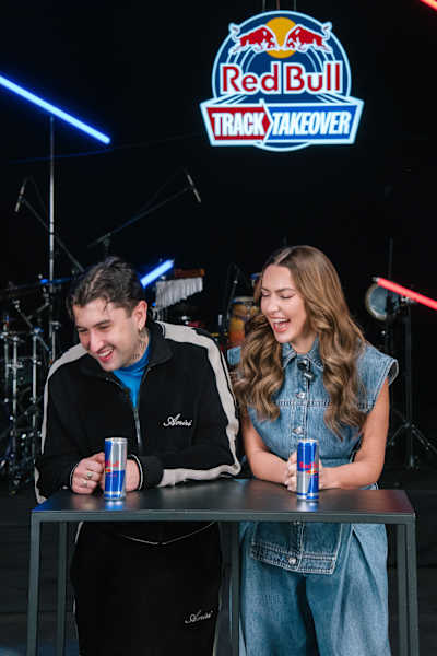 Hadise ft. Motive: Küçük Bir Yol Track Takeover Performansı