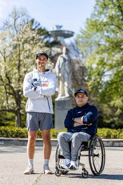 Parastrelec Radko Malenovský spolu s kajakárom Jakubom Grigarom pri nakrúcaní pre charitatívny beh Wings for Life World Run, apríl 2026, Bratislava.