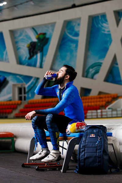 В 2025 году Денис Никиша на катке на ледовой арене Астаны