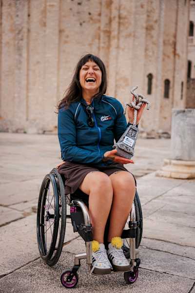 Lukrecija Tomušić, pobjednica glavne utrke u kolicima, ponosno drži svoj trofej na glavnoj utrci Wings for Life World Run u Zadru, Hrvatska, 10. svibnja 2026