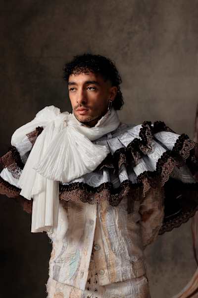 Portrait de Sofiane Pamart portant un look ballet core composé de pièces d’Issey Miyake, de Rappaz Studio et ZG Paris.