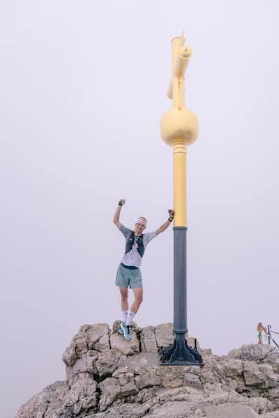 Anton Palzer knackt einen Rekord: Von München bis auf den Gipfel der Zugspitze braucht der Ausnahmeathlet nur 4:43:46. Es ist die FKT - die fastest known time. 