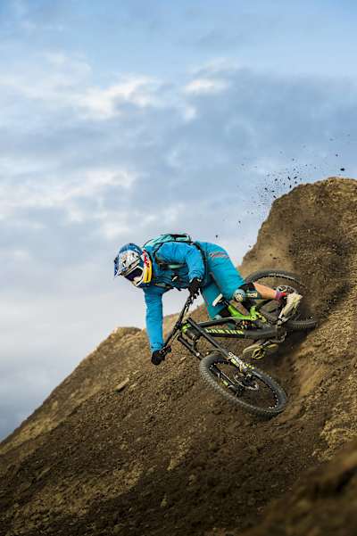 دارين بيركلوث خلال أداء له