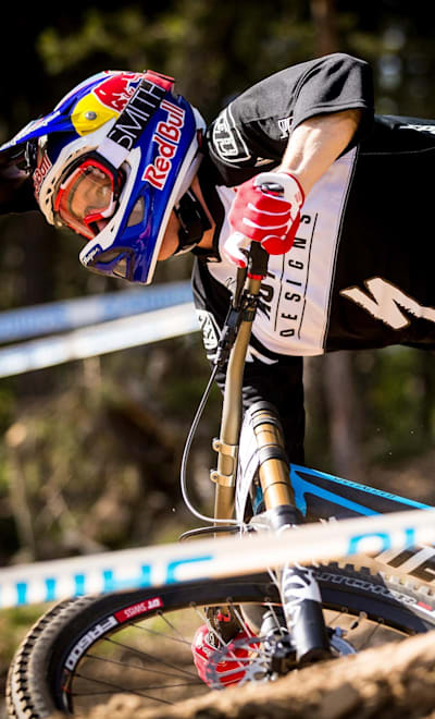 Aaron Gwin en acción durante la Copa del Mundo UCI 2013 de Vallnord