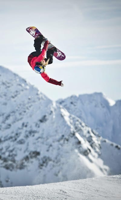 Anna Gasser en pleno kicker en Austria
