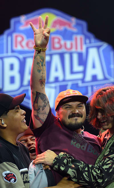 Artil y Saturno celebran y abrazan a Rapder tras su victoria. 