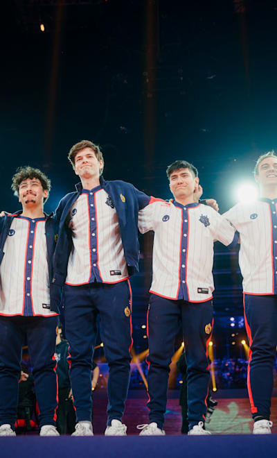 Les joueurs de G2 Esports célèbrent leur victoire du tournoi League of Legends Red Bull League of Its Own 2023 à Berlin