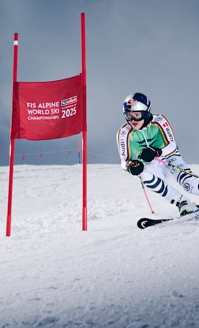 Emma Aicher carvt während des Trainings für die Skiwettbewerbe 2024 über die Pisten von Saalbach, Österreich, und zeigt dabei ihr Können vor einer malerischen Winterkulisse
