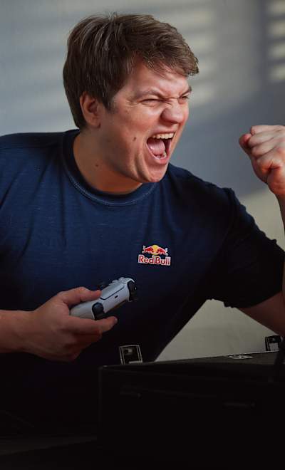 Im Juli 2025 feiert Frederik "Noway4u" Hinteregger einen Sieg im Red Bull Gaming Garden in München, aufgenommen inmitten einer elektrisierenden Gaming-Session.