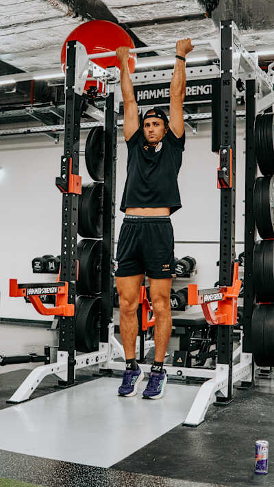 Eine Übung zur Stärkung des oberen Rückens und der Schultern, die auch die Armkraft trainiert.