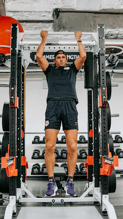 Eine Übung zur Stärkung des oberen Rückens und der Schultern, die auch die Armkraft trainiert.