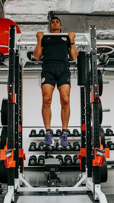 Eine Übung zur Stärkung des oberen Rückens und der Schultern, die auch die Armkraft trainiert.