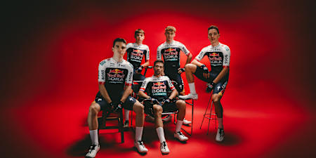Neuer Look für 2025: Red Bull - BORA - hansgrohe fährt von Kopf bis Fuß mit Specialized