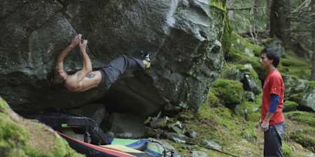 Daniel Woods beim Bouldern in der Schweiz