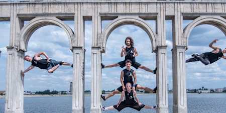 Trupa de acrobați OK WorldWide