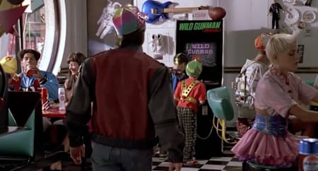 O garoto de laranja era o ator Elijah Wood