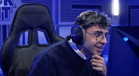 Josplay a bataillé ferme dans le cube de de Red Bull Geogamers.