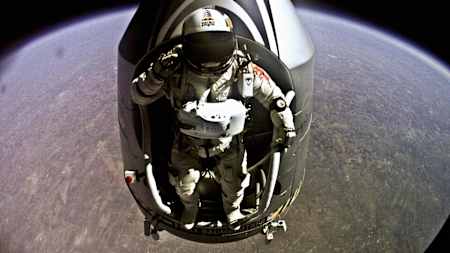 Ο Felix Baumgartner από την Αυστρία Έτοιμος για την ελεύθερη πτώση πριν την τελική επανδρωμένη πτήση του Red Bull Stratos
