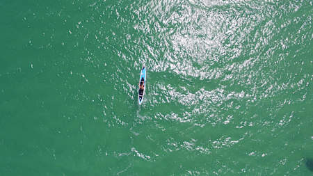 Jacopo Bugatti in SUP seguito dal drone