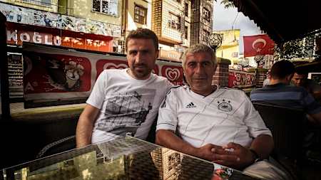 Çolak, kendisini yetiştiren hocasıyla