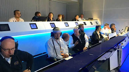 Charlie Whiting (centro) e o controle de prova