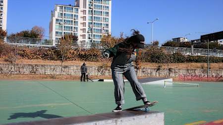 이유리 스케이터의 프론트사이드 보드슬라이드!