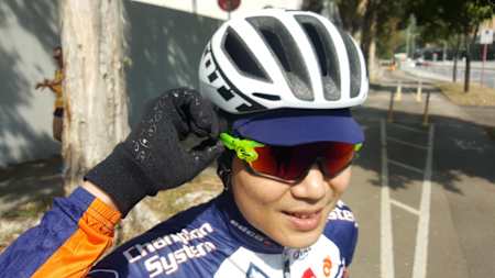 風鏡鏡片弧度較貼近臉，可避免吹沙入眼