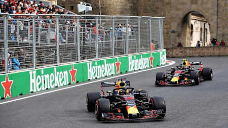 다니엘은 침착하게, 막스는 거칠게 서로를 밀어 붙였습니다.