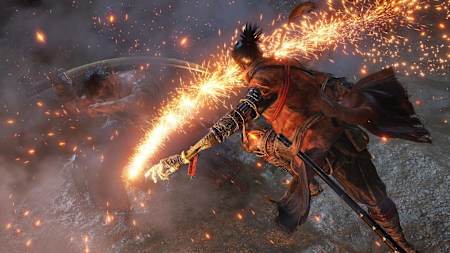 In Sekiro: Shadows Die Twice fliegen die Funken. Die intensiven Kämpfe meistert das Soulslike mit Bravour.