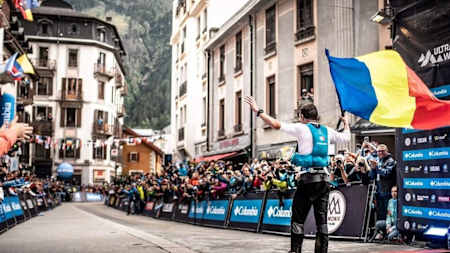 Robert salută publicul care îl aplaudă