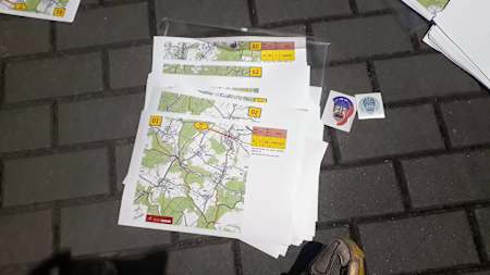 Papíry, na kterých je zobrazená mapa závodu Loudání