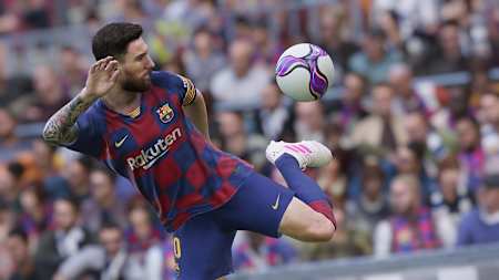 Lionel Messi nimmt den Ball mit der Hacke an. Die Ballphysik wurde in eFootball PES 2020 deutlich verbessert.