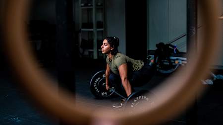 Kobieta dźwiga ciężary